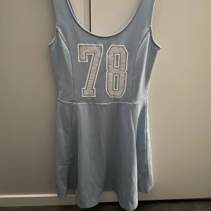 Ljusblå klänning  - En ljusblå klänning i gott skick. Storlek 34.