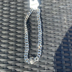 Halsband + ring - Bild 1: Säljer ett halsband med kedja, 150kr Bild 2: Ett hänge till halsband, kan sätta dit en liten kedja om man vill. 100kr Bild 3: En stor ring, kanske storlek 13/13,5 80kr Köparen står för frakt 🚚 