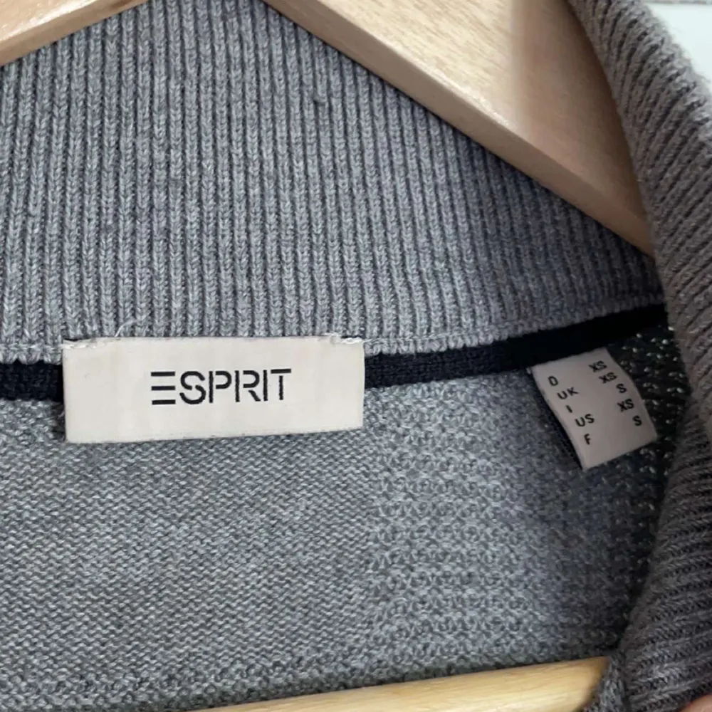 En grå ”stickad” tröja från Espirit i stl Xs . Stickat.