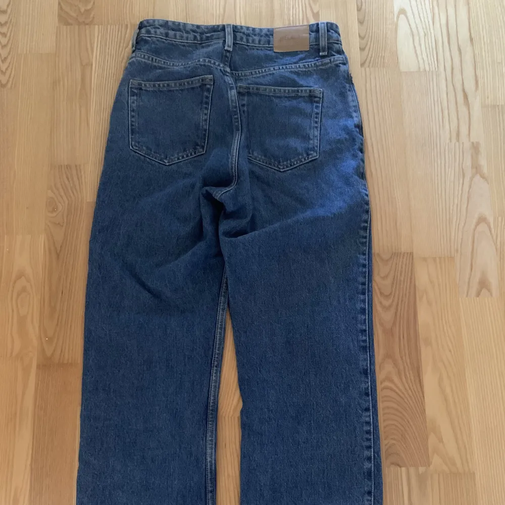 Knappt använda jeans från weekday. Modellen är ”rowe”.. Jeans & Byxor.