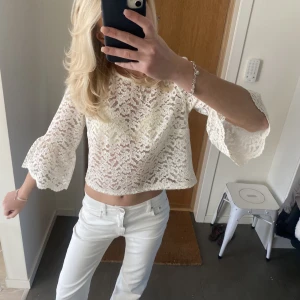 Spetstopp  - Så sjukt snygg spetstopp med volanger och trekvartsärm 