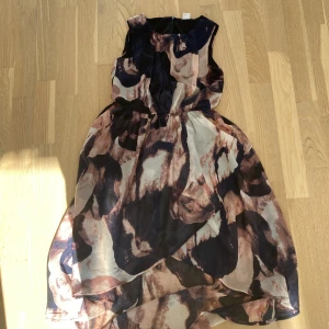 Klänning  - Klänningen är använd fåtal gånger men säljer den eftersom jag växt ur den. Skick 10/10