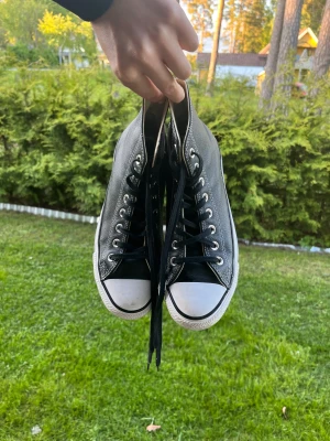 Svarta converse  - Svarta converse i skinn. Sparsamt använda. Storlek 39,5. 
