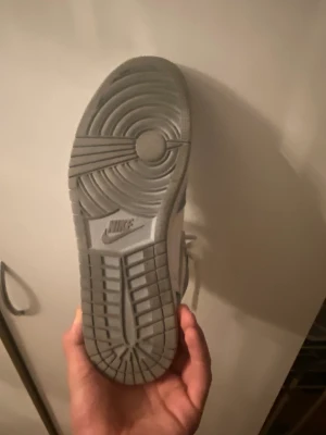 Jordan 1 high Hyper royal smoke grey  - Dom är använda 3 gånger så dom är i jätte bra sick har. Boxen kommer med men den är lite skadad. Pris kan diskuteras 