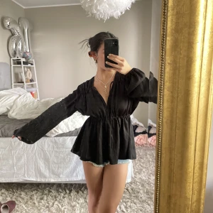 Svart blus  - Svart blus, perfekt inför sommaren!!!😍😍 