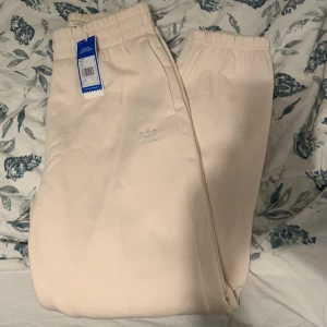Adidas mjukisbyxor ❗️NYA❗️ - ⭐️Helt nya mjukisbyxor från Adidas ⭐️Storlek 42/M ⭐️Beiga ⭐️Har en lite mer oversize passform 