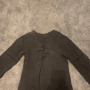 Klänning - En fin klänning som du lätt kan slänga på dig över badkläder en sommardag eller bara använda mot kvällen, dock tyvärr inte blivit av att använda av mig. Det står ingen storlek men den sitter bra på mig som vanligtvis använder xs/s❤️☺️