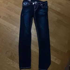 Säljer true religion jeans för billigt - Säljer true religion jeans för billigt!❤️, dom e ass snygga och jag älskar dom men tyckte att dom såg lite konstigt ut på mig men är jätte fina och är i storlek 30💗, dom e mörk blåa och har använt dom 1 gång 💗