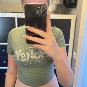 Kort t-shirt - Grön kort t-shirt med ”honey” tryck på. Bra skick. Köparen står för frakten💗💗