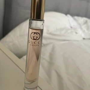 Gucci edp pour femme  - Säljer denna Gucci Edp Pour Femme Roller Pen i 7,4 ml. Den är ej använd bara testad en gång. 