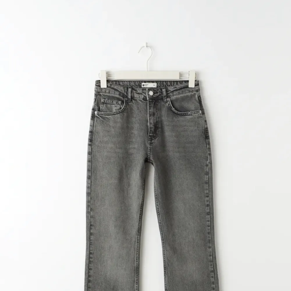Mid waist Jeans från Gina tricot som tyvärr är för små för mig! De är i bra skick💕 skriv för mer bilder eller prisförslag! Nypris:499. Jeans & Byxor.