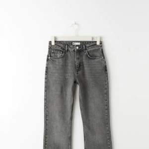 Mid waist Jeans från Gina tricot som tyvärr är för små för mig! De är i bra skick💕 skriv för mer bilder eller prisförslag! Nypris:499