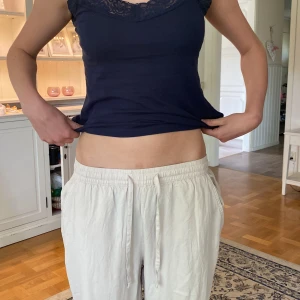 Lågmidjade linnebyxor - Ett år lågmidjade linnebyxor som är helt nya. Beställde dem i fel storlek så dem sitter inte som jag vill. Endast testad. Men dem är väldigt snygga har dem i min storlek.