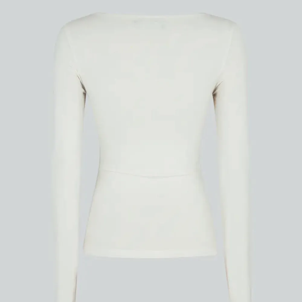 Säljer min cassidy tröja från Bik bok (st  XS) då jag har två stycken❤️färgen off white. Toppar.