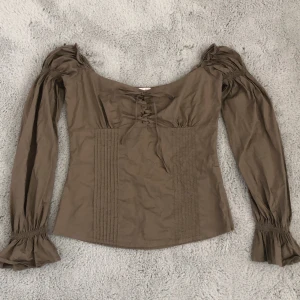 Långärmad topp - En brun vintage topp, är i felfritt skick 