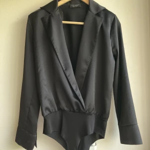 Kavaj / Body Zara - Supersnygg body från Zara. Fint skick. 💫🖤
