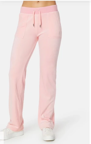 Rosa juciy byxor - Säljer mina rosa Juicy Couture byxor pga att dom aldrig kom till användning. Säljer även ett par bruna likadana om det skulle vara intressant!💕Köpta för 1100kr och säljer för 500kr pris går att diskuteras.
