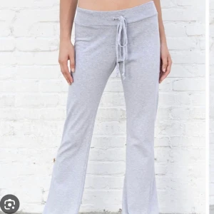 Brandy Mjukisbyxor Grå Low waist - Så snygga, inte så använda men snöret är lite slitet.💘