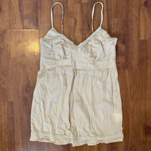 Topp - Säljer en topp. Sitter som S. Köpare står för frakt🤎