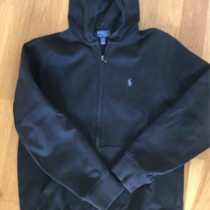Ralph lauren hoodie  - Svart Ralph lauren hoodie i fint skick. Stl 14-16 barn 