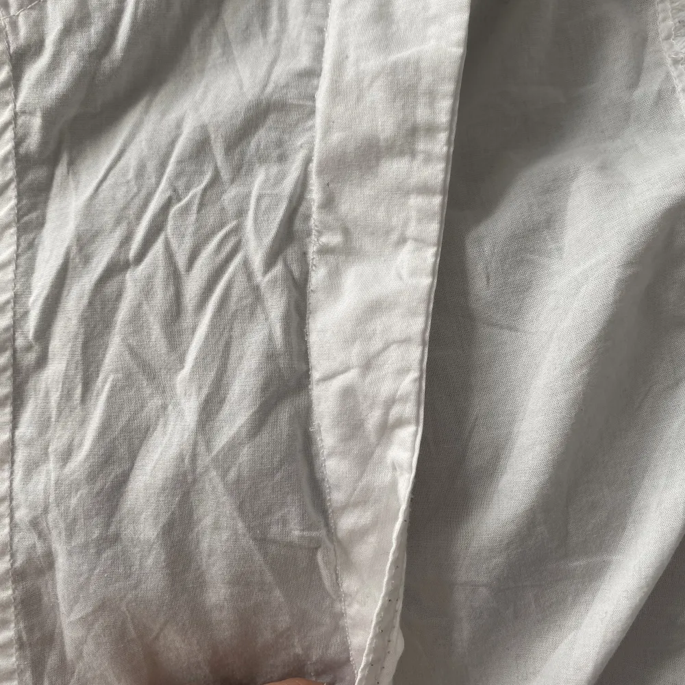 En av mina favorit kortärmade vita skjortor som jag ÄLSKAR! Säljer då jag inte använder det super mycket längre😙 Den är i storlek 40 men jag har själv sytt in den (bild 3) så den passar den storlek xs-s. Skjortor.
