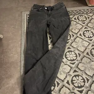 Svarta/mörk gråa weekday jeans det är storlek xxs/xs säljer för jätte billigt!! 