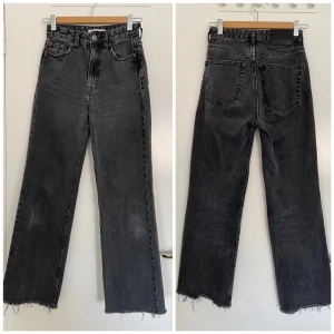 Svarta zara jeans - Köpte dessa för ca två år sen men använder inte dem längre. Klippte även benen för att det skulle passa mig i längden som är 160 cm lång💕
