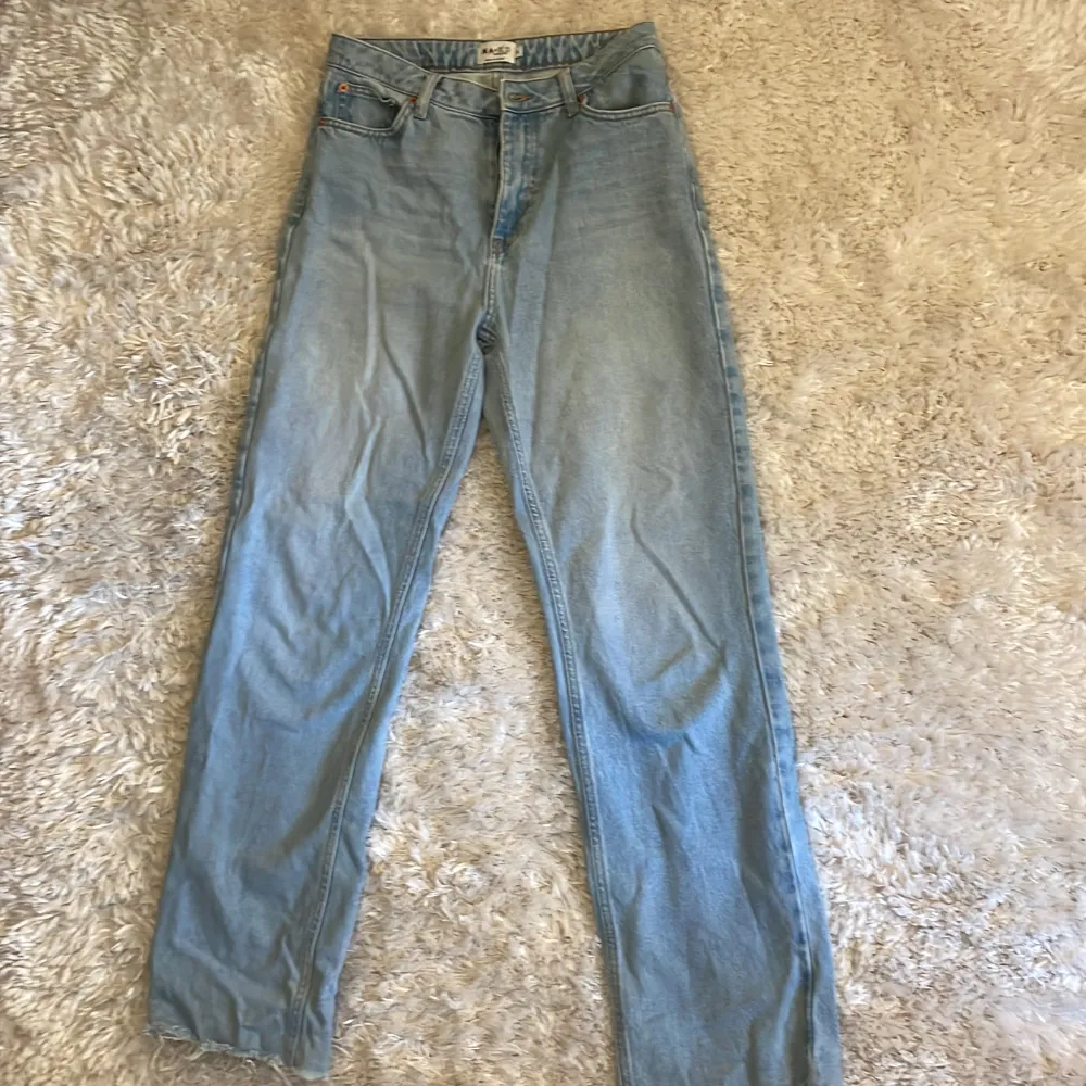 Ljus jeans från NAKD, bra skick knappt använda. Jeans & Byxor.