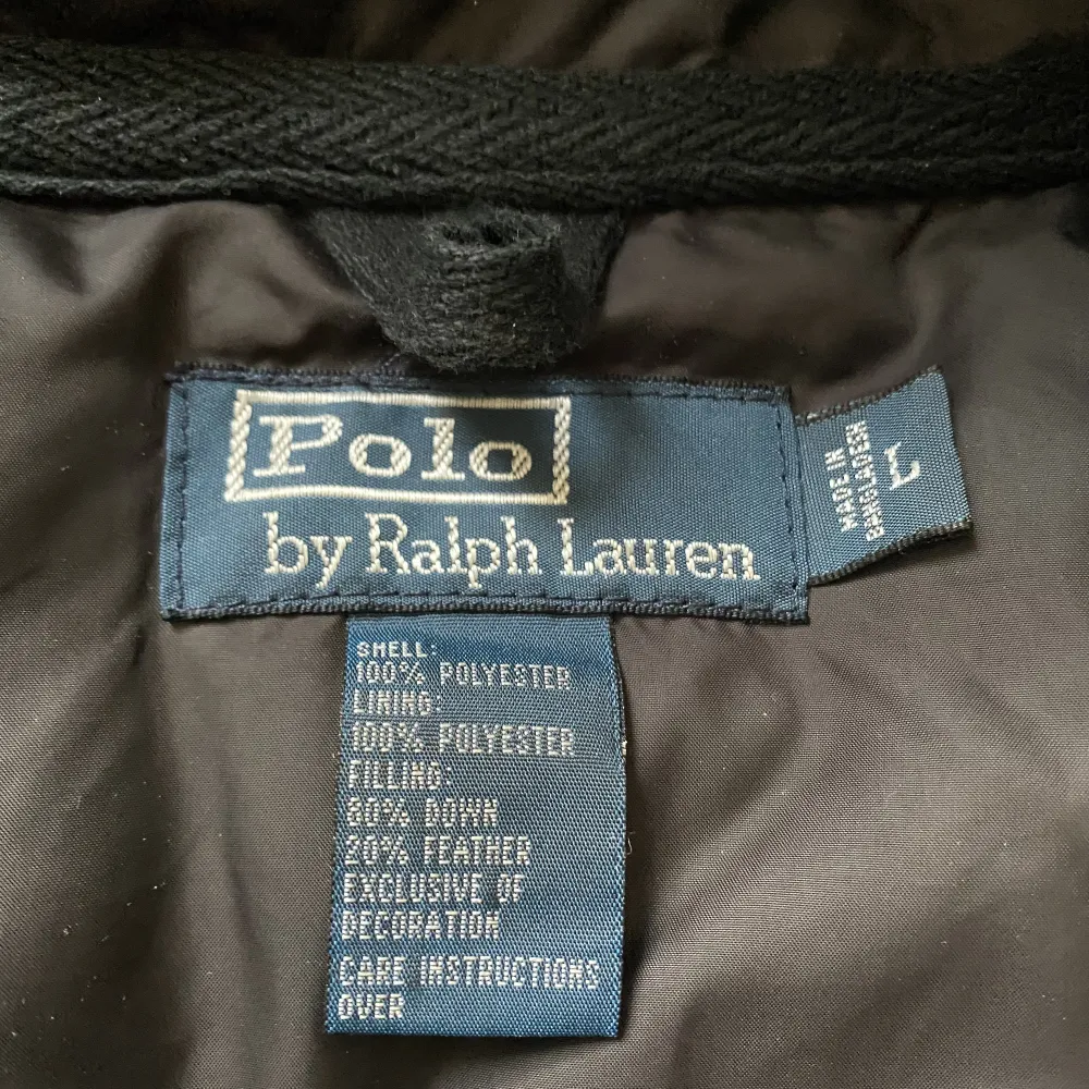 Snygg Polo Ralph Lauren jacka i bra skick 7/10. Storlek L men passar även M då passformen är kort. Tveka inte på att köpa eller pruta!. Jackor.