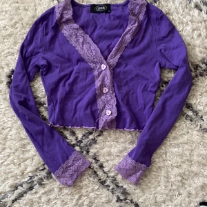 Söt sommar tröja - Lilla tröja med spets med bra kvalite (aldrig använt) Säljer för att den är för liten