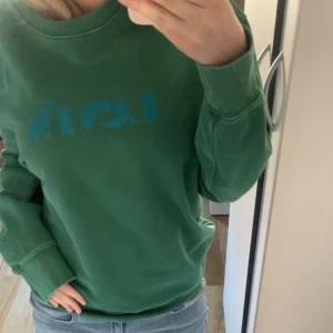 Levis  - Säljer den här fina gröna Levis tröja! Är i nyskick💚säljer pga att den blivit lite för stor för mig💚köpt för 749kr för ett eller två år sen💚super skön och trendig tröja 💚