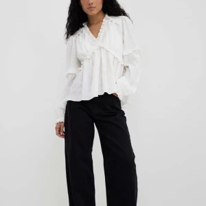 Vit blus - Helt ny + oanvänd blus från NA-KD❣️ Nypris 399❣️ Storlek 36 men passar även 34