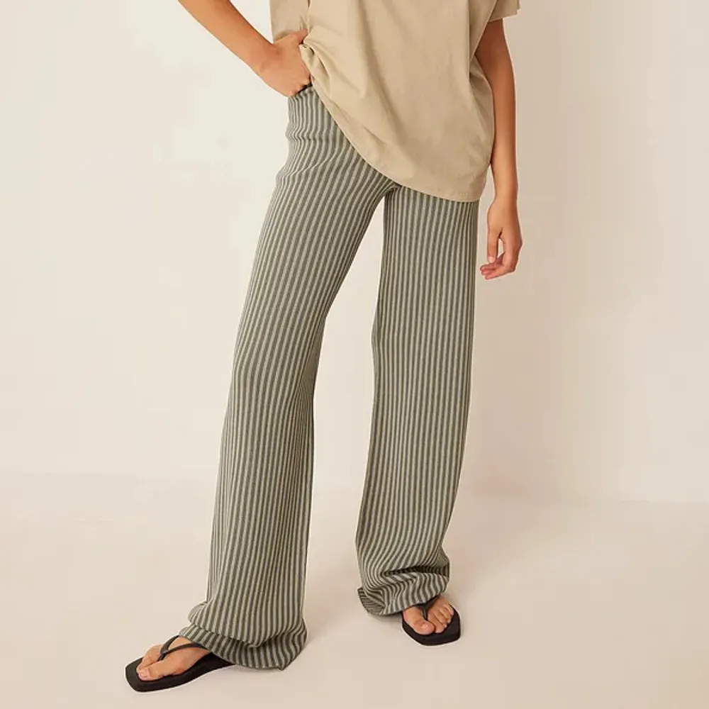 Oanvända byxor från Claire Rose kollektion med NA-KD. Tags kvar.. Jeans & Byxor.