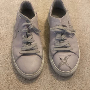 Arigato sneakers - Lite slitna arigato skor 