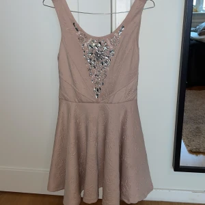 Festklänning - Säljer en så snygg klänning ffån CHIARA FORTHI First line i storlek XS. 