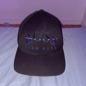 Hugo boss keps - Säljer min boss keps för använder inte längre den är sällsynt och har inte sålts på länge och går att ändra storlek köpte för 699 säljer för 500