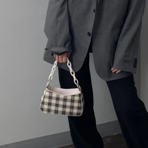 Rutig handväska  - Väldigt söt och liten handväska! Köpt för några år sedan i en butik jag inte minns namnet på. Använd få gånger.