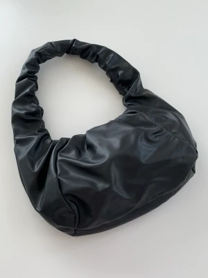 Handväska från Monki - Liten söt handväska från Monki. Aldrig använd :)