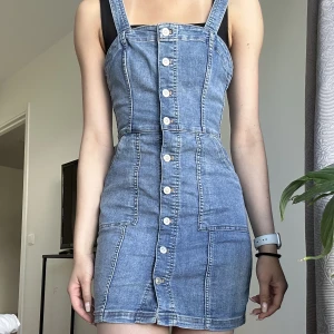 Jeansklänning från H&M - Nypris 299kr. Knappt använt. Säljer då den inte kommer till användning. 