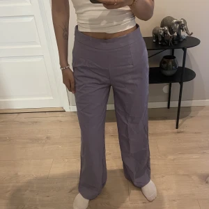 Helt oanvända lila kostymlinnebyxor - Jättefina byxor som är för stora för mig, därav säljer jag dom. 