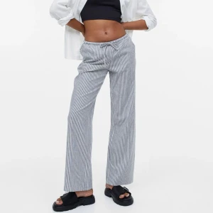 Hm linnebyxor  - Säljer dessa fina linnebyxor från hm som är samma modell som de poplära vita och svarta linnebyxorna. De är helt slutsålda och har aldrig använts💕💕💕Buda eller köp direkt för 350kr💕