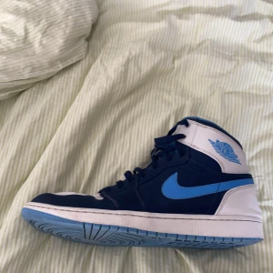 Air Jordan 1 High - Ett par Air Jordan 1 High i bra skick!  Köpta på sneakershyllan i Gbg Skick: 7/10 Storlek: Eu 47/Us 12,5