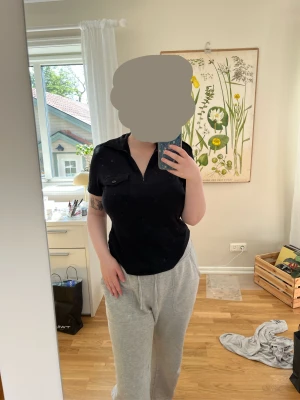 Tröja - En svart t-shirt/tröja som jag aldrig har använt men den är köpt från en secondhandbutik. Den har ett litet hål som du kan se på bild 3. Skriv till mig om du vill se fler bilder och eller har frågor🫶🏻köparen står för frakten.