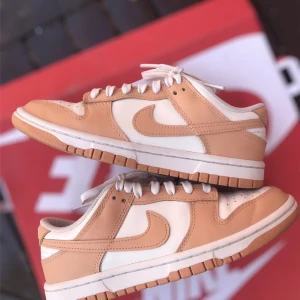 Nike dunk low  - Nike dunk low Sail/harvest moon Storlek 36,5 Superfint skick (så gott som nya) 1000kr  Fri frakt
