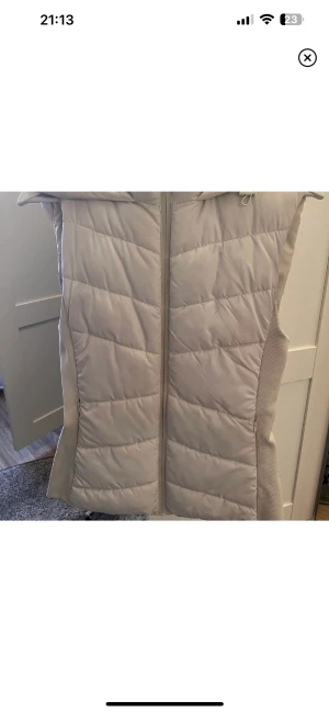Zara väst - En trendig väst från Zara i färgen beige. Köpt förra året och använd två gånger. Har inga defekter eller liknande. Pris går att diskuteras.