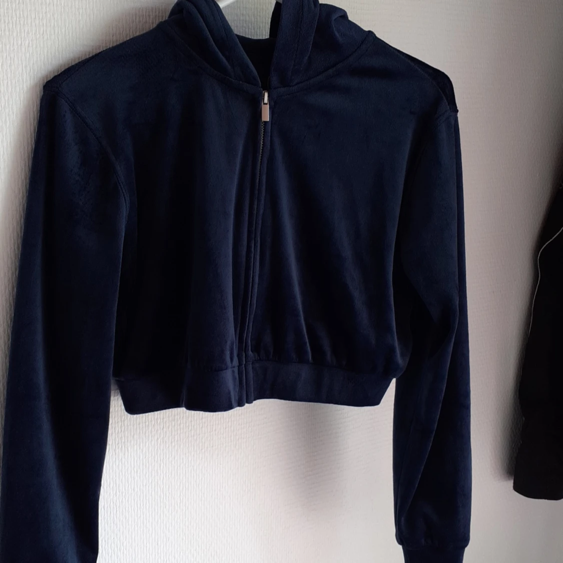 Marinblå velourjacka i kort modell!