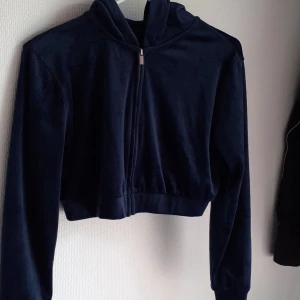 Marinblå velourjacka i kort modell! - Marinblå velourjacka i kort modell! Nyskick!