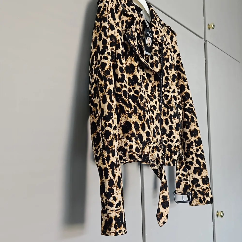 Leopard jacka i tyg By Heidi Klum. Helt oanvänd med prislappen på. Jackor.