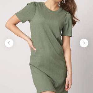 Mjuk grön T-shirt klänning köpt från bubbleroom aldrig använd, storlek 32/34 men passar större storlekar också! 