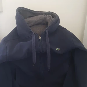 Lacoste huddi - Fin huddi lite sönder på trycket vid baksidan men annars inget fel